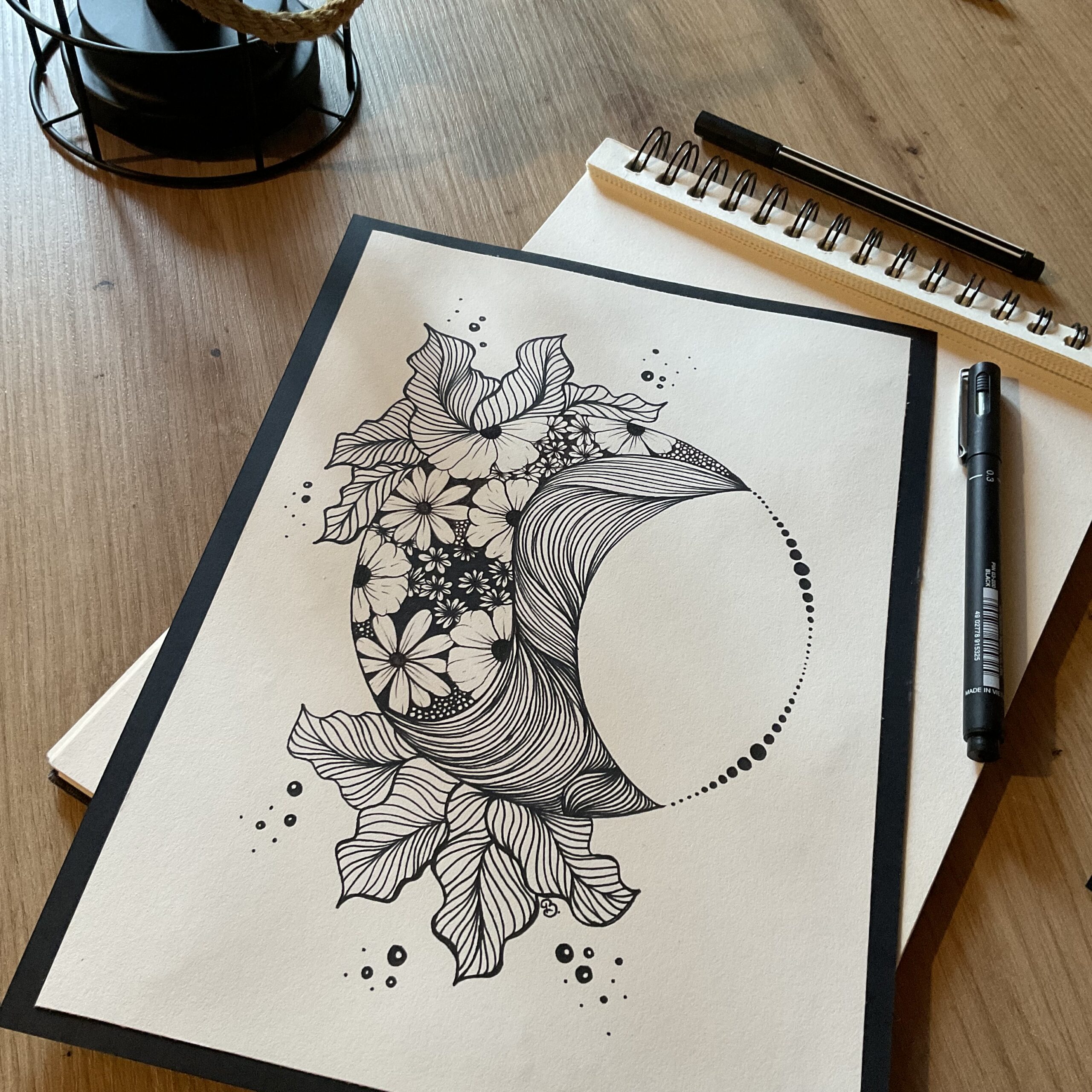 Lune fleurie Dessin au crayon noir Fleurs Créatrice Bérénice Bérénice-c Graphiste Infographiste 71 Saône-et-Loire Peinture Aquarelle Papier